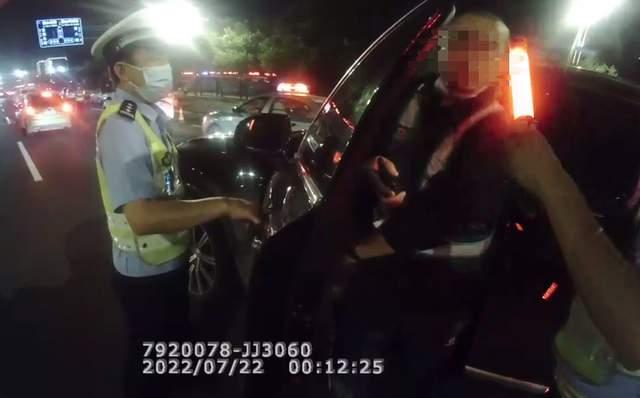 車主喝酒后找了個代駕上路了，沒想到代駕喝得比他還多