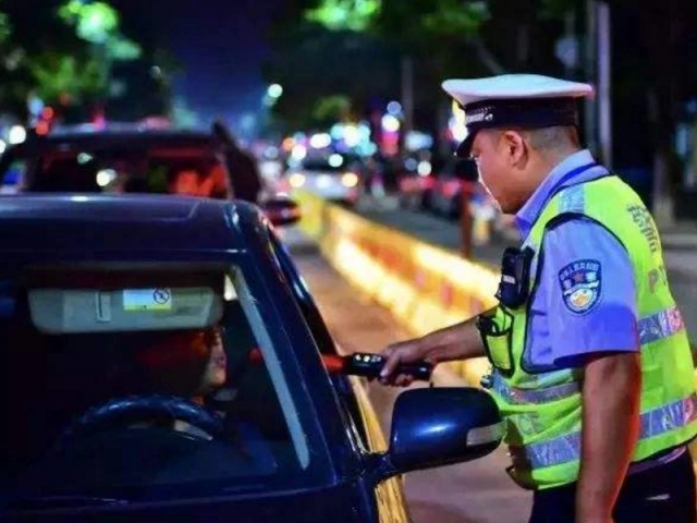 喝酒吹氣沒有吹到酒？原來是這么做的，可是還是逃不過交警