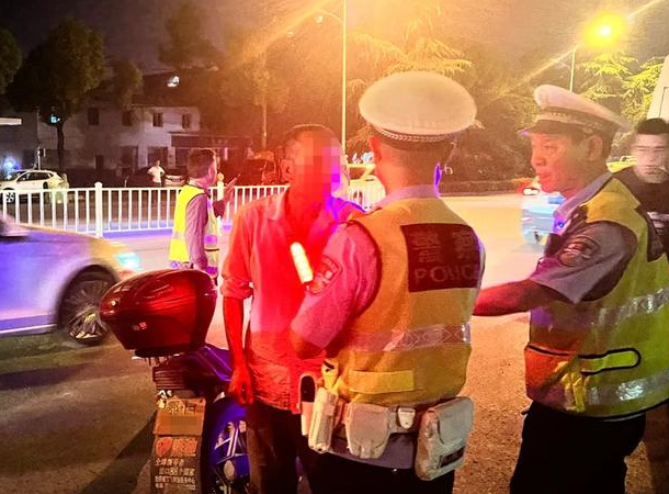 醉酒駕駛機動車記幾分，直擊查酒駕現(xiàn)場！荊門一男子稱“只喝了一杯白酒”，結果…