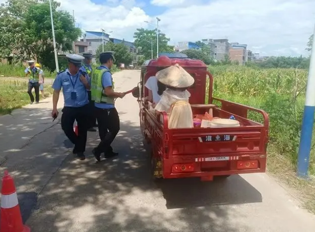 危險！飲酒、無證還違法載人，道縣交警緊急叫停