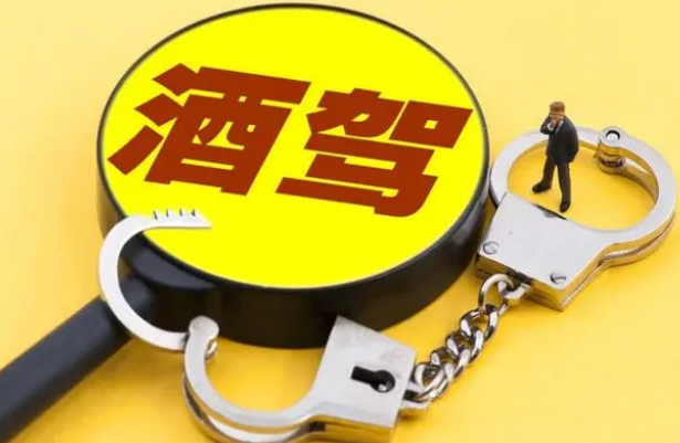 酒駕讓無駕照的女友來頂包……鄭州交警：罰！