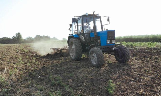 男子在自家農(nóng)田中酒駕，被吊銷執(zhí)照罰款2000，男子不服告上法庭！