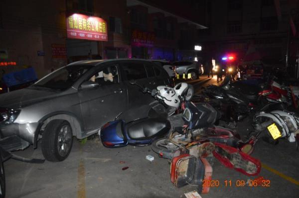 連撞15輛車！廣東中山一男子借車后醉駕，事發(fā)廣場一片狼藉