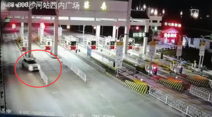 九江一女子吵架后喝酒上高速一腳油門撞毀收費(fèi)站欄桿
