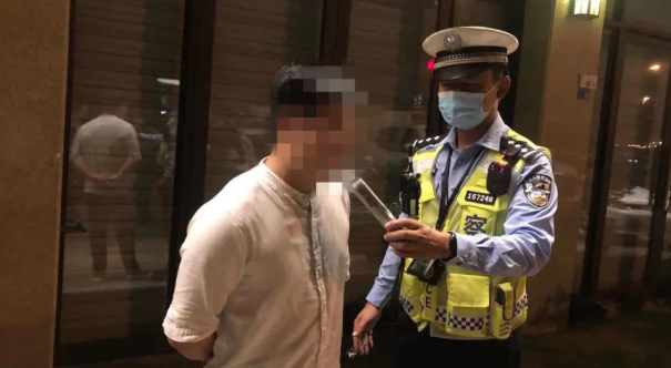 兒子酒駕被查，父親急忙趕到，交警蜀黍：咦？你也來吹一下……